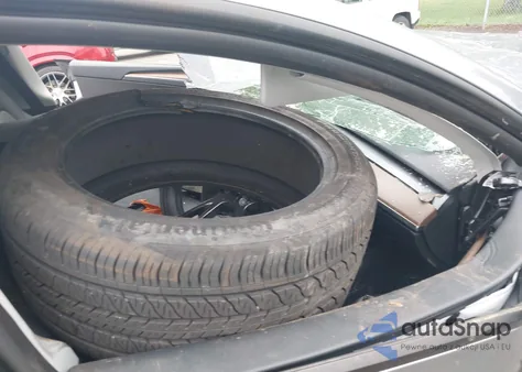 2024 Tesla Model Y Long Range Dual Motor All-Wheel Drive z USA, uszkodzony, nr VIN 7SAYGAEE3RF212921